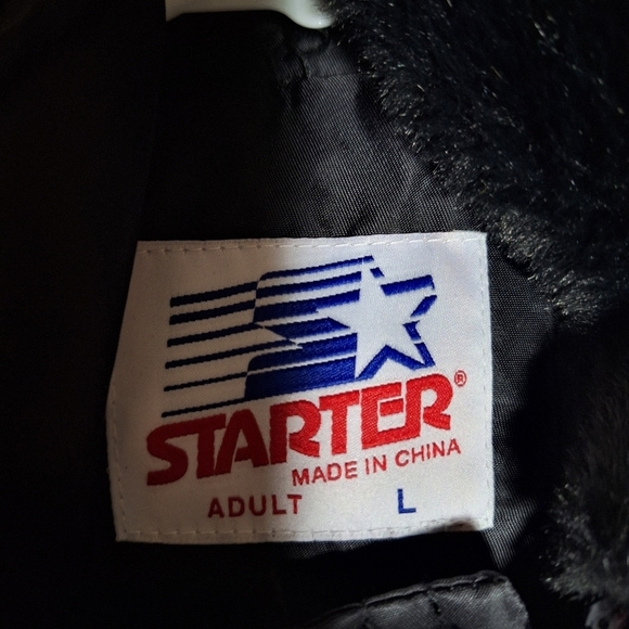 A Starter official NBA New York Knicks coat in a men's size large. NWOT. - Picture 5 of 10